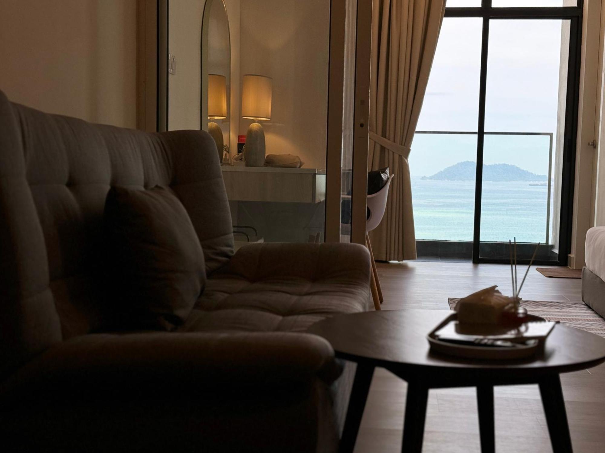 The Shore Cbd Kota Kinabalu By Laxzone Suite Exterior photo