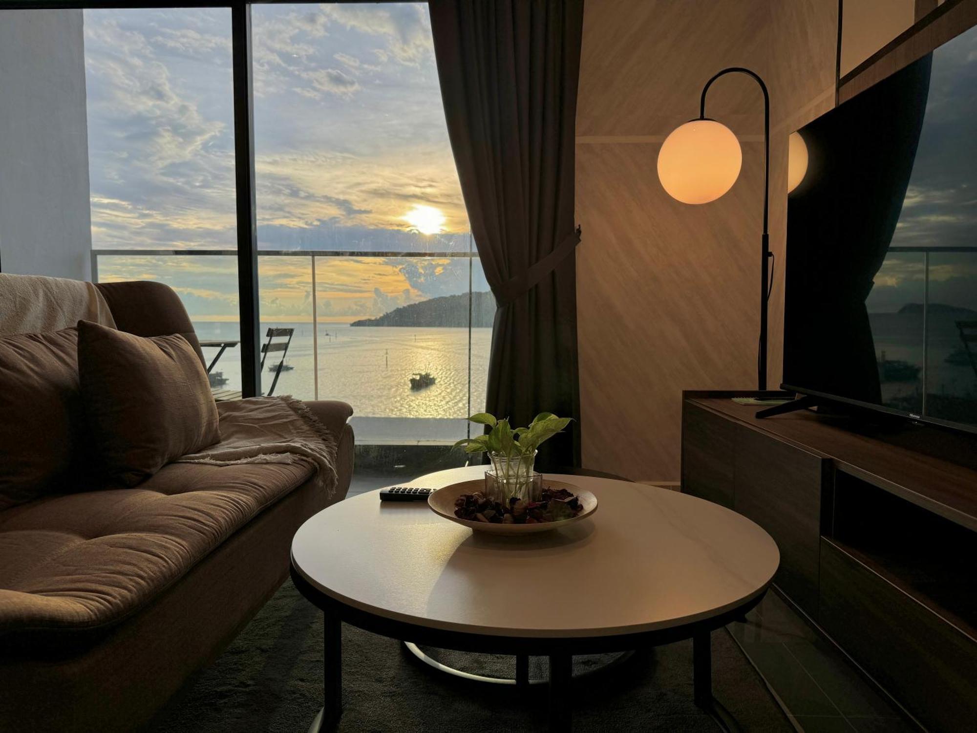 The Shore Cbd Kota Kinabalu By Laxzone Suite Exterior photo