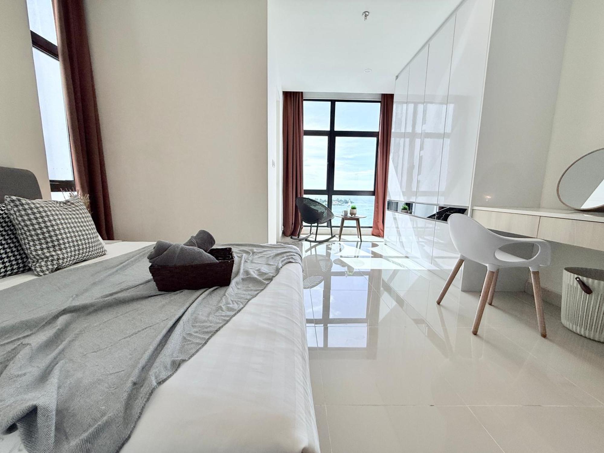 The Shore Cbd Kota Kinabalu By Laxzone Suite Exterior photo