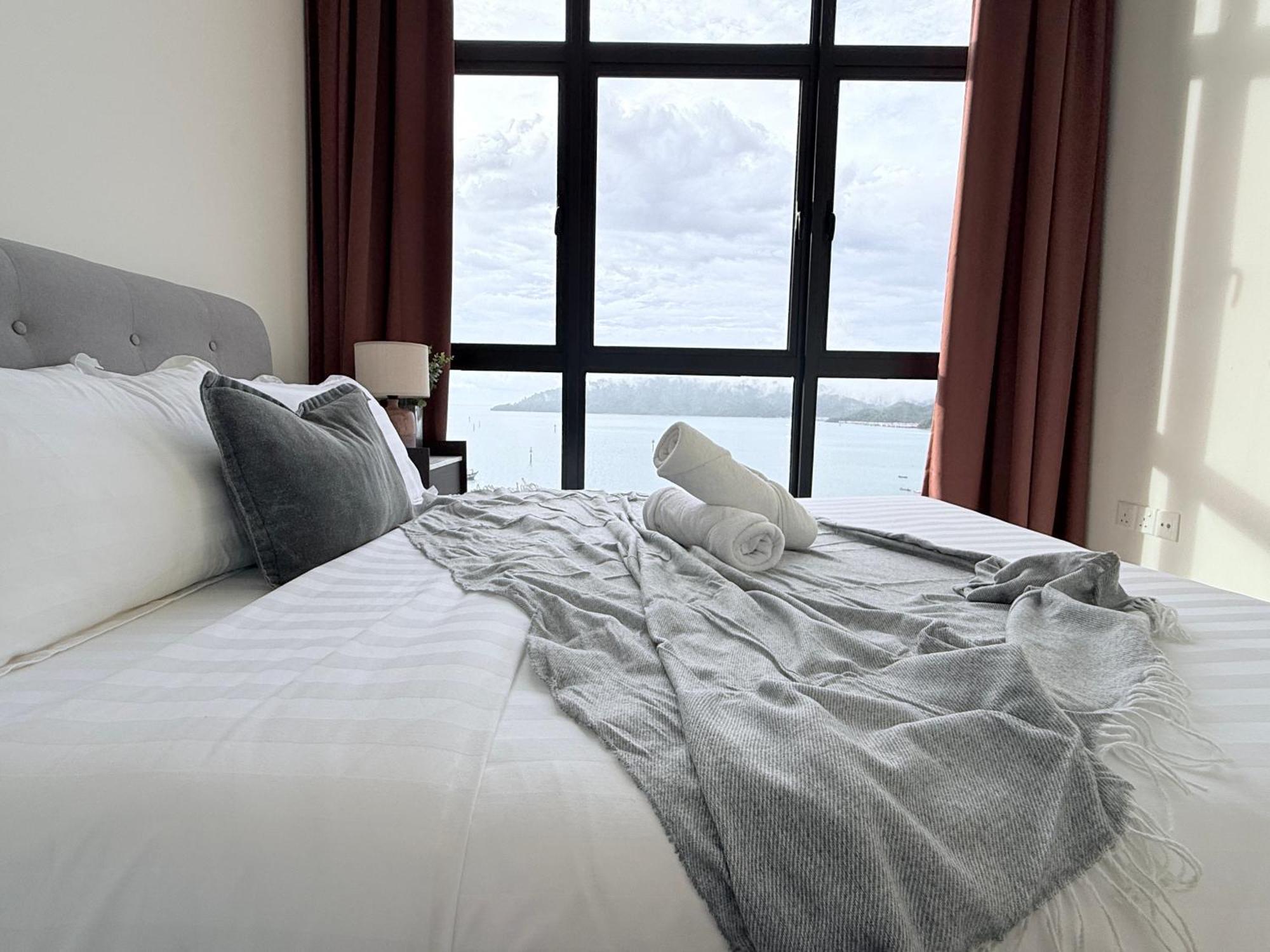The Shore Cbd Kota Kinabalu By Laxzone Suite Exterior photo