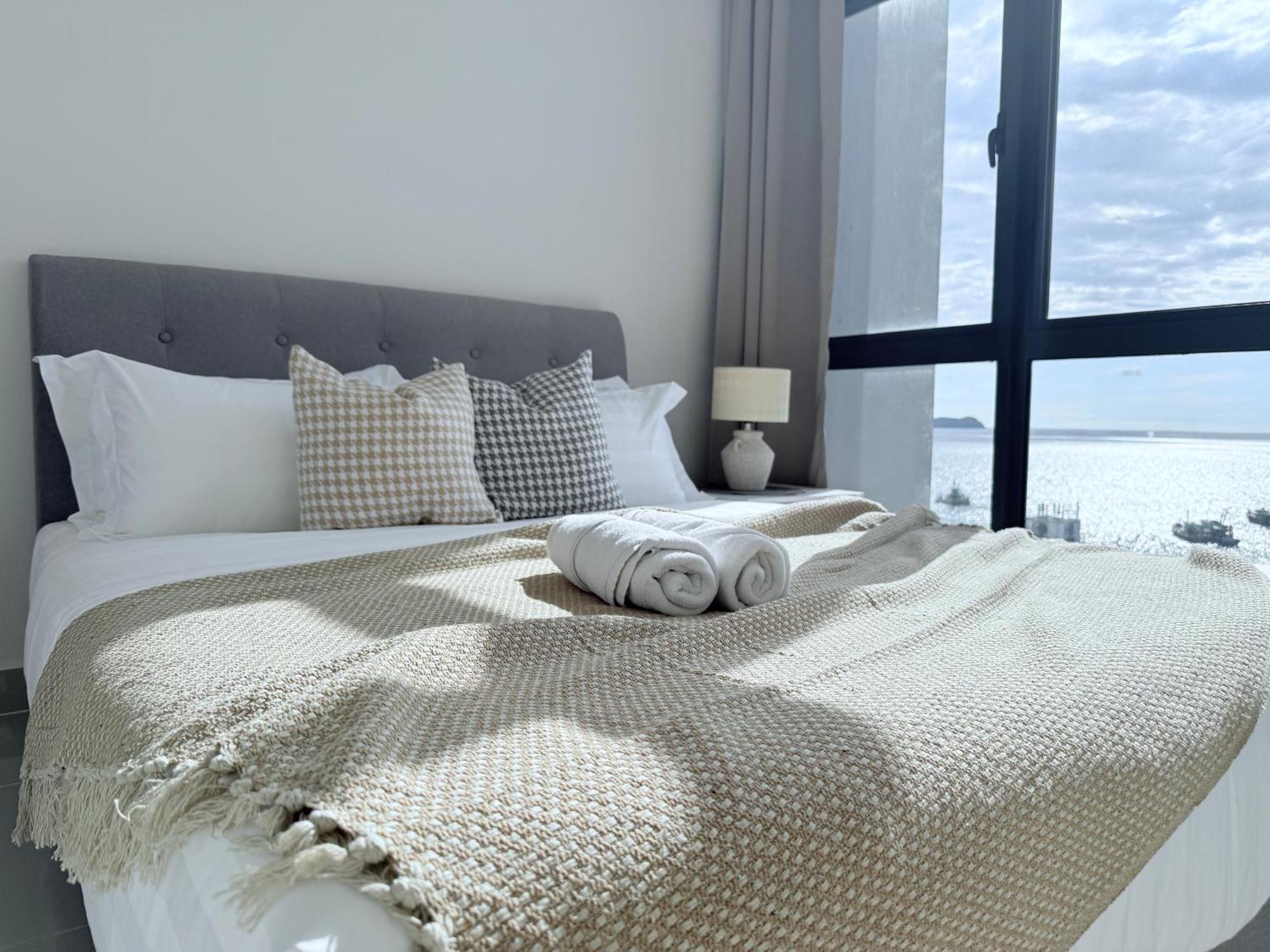 The Shore Cbd Kota Kinabalu By Laxzone Suite Exterior photo